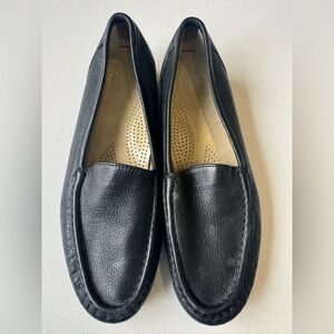 NWOT women’s size 9 Narrow black leather SAS with tripad comfort foot bed